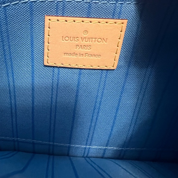 Louis Vuitton Tahitienne Cities Destination Mykonos zip pouch💙💙 - Picture 7 of 11